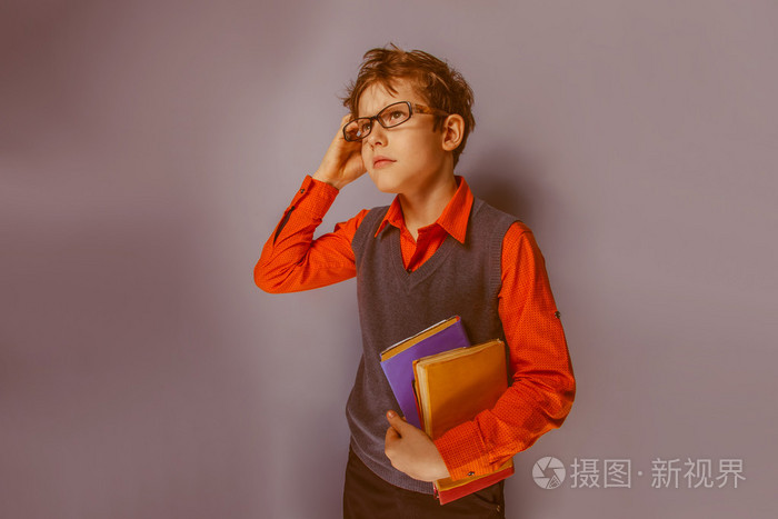 欧洲人的小男孩的眼镜思考 intentl 十年照片-正版商用图片1k55lg-摄