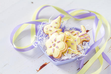 复活节蝴蝶和小兔子形状的曲奇饼