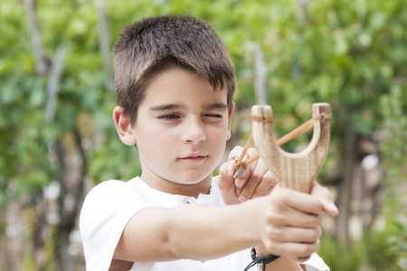 少年用弹弓图片