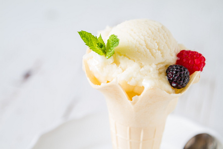 筒蛋卷冰淇淋华夫格木制背景上的浆果冰激淋被孤立在华夫格杯在样式的