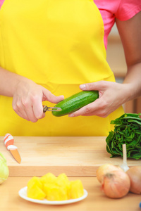 女人准备蔬菜沙拉剥皮黄瓜图片