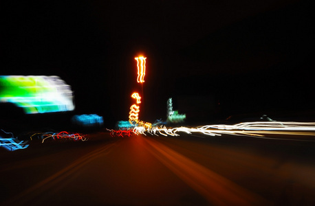 夜间道路上的汽车灯路