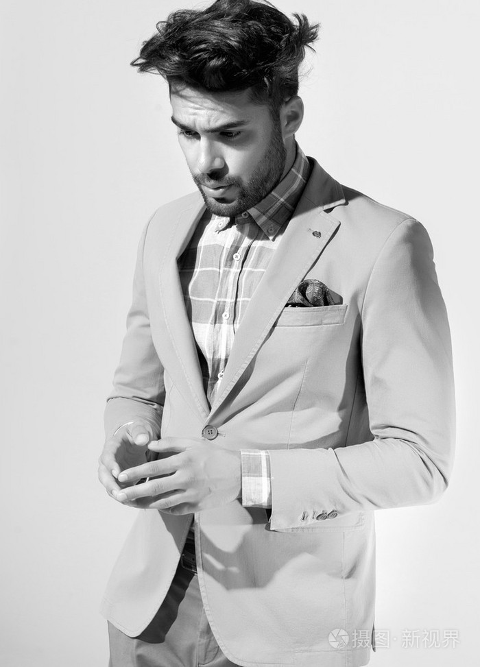 性感时尚男模特摆姿势
