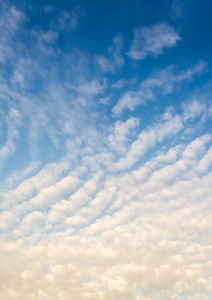 蓝天白云在白天的图像，背景使用。