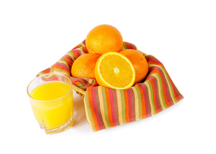 新鲜多汁的橘子碗和杯桔子汁分离