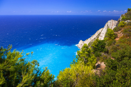 蓝色泻湖的 Navagio 海滩上扎金索斯岛