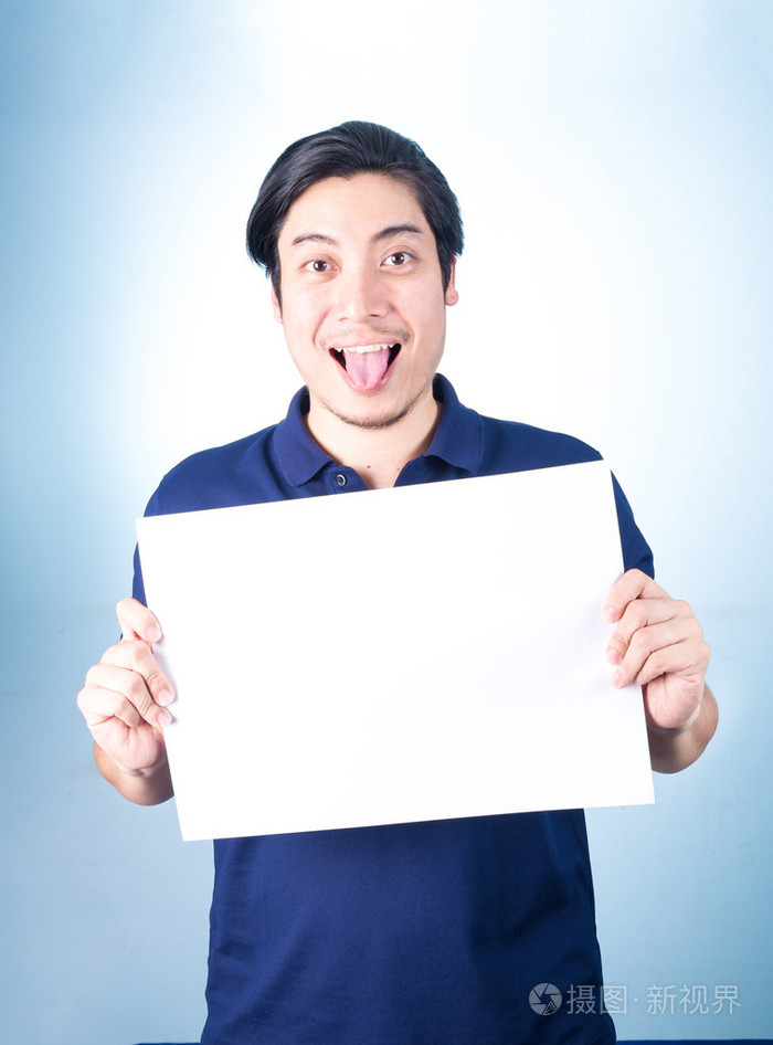 亚洲人站立与空水平的空白纸在手中o