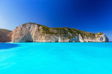 蓝色泻湖的 Navagio 海滩上扎金索斯岛