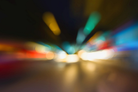 模糊图像的交通灯在一条街道与Bokeh的背景使用。