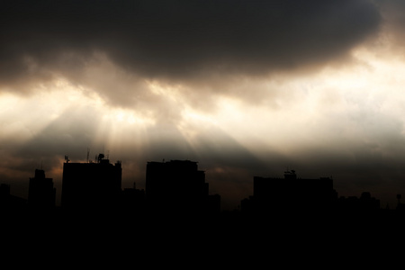 阳光透过乌云闪耀照片