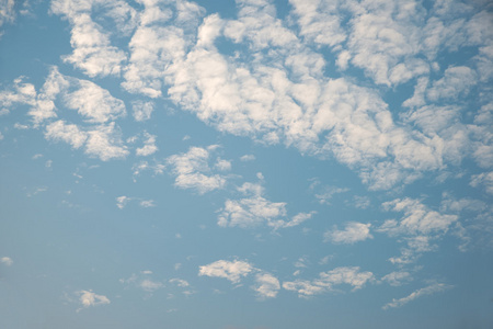 抽象白云在蔚蓝的天空背景
