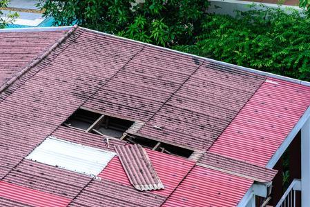 瓦片屋顶损坏旧，需要更换