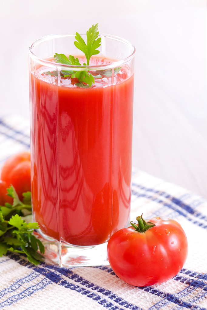 杯新鲜的番茄汁在桌子上
