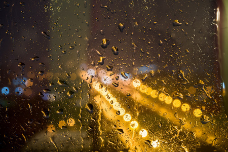 晚上窗户上的雨滴