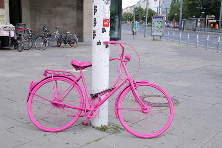 粉红自行车挂锁在柏林, 德国