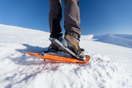 在喀尔巴阡山冬季雪地行走