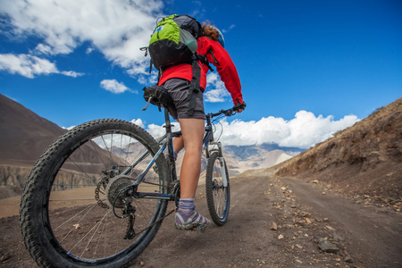 骑自行车在喜马拉雅山脉，Anapurna 地区的女孩