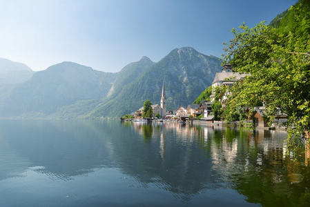 在湖岸上村