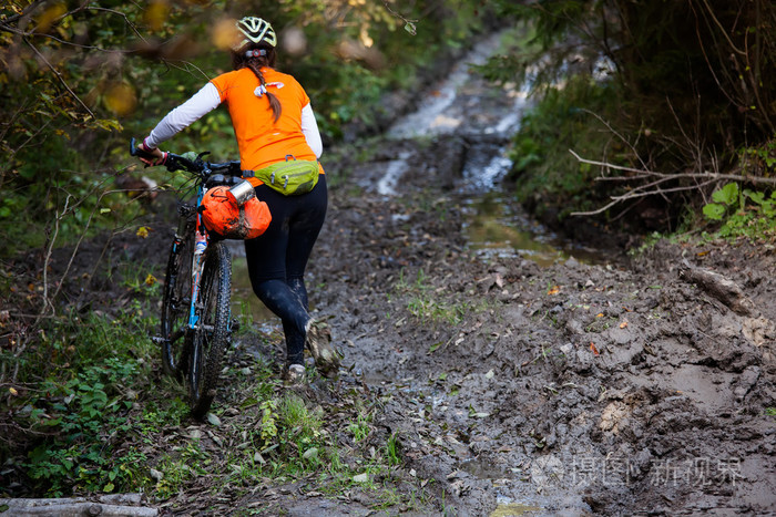 骑自行车旅行困难的条件下，在秋天的树林
