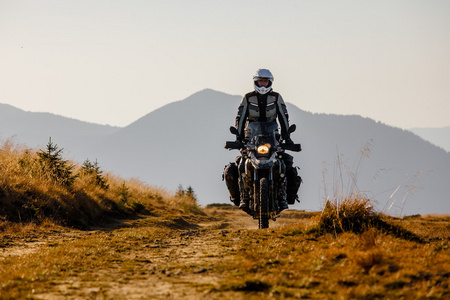 Motorbiker 在深山秋色旅行