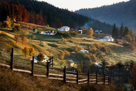 在秋天喀尔巴阡山的小村庄