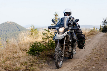 Motorbiker 在深山秋色旅行