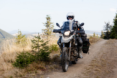 Motorbiker 在深山秋色旅行