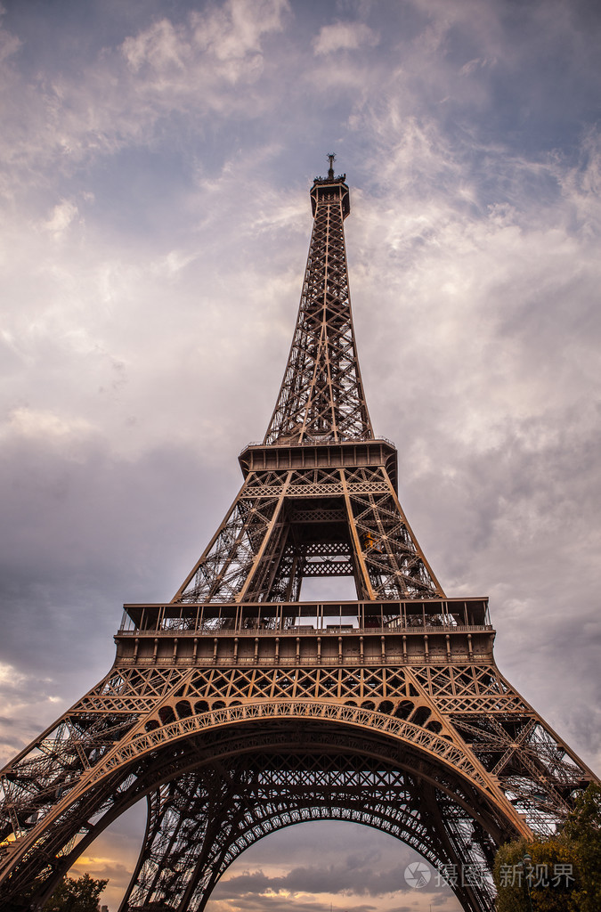 在巴黎的埃菲尔铁塔照片-正版商用图片1k5nng-摄图新视界