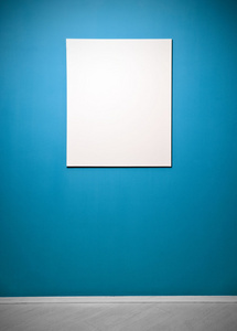 蓝色画廊墙上空白图片海报