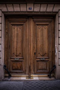 在巴黎的老木门
