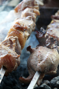 烤肉串。游园会。烤美味的肉。炒羊肉。烧烤。烧烤