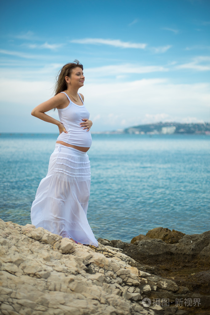 孕妇在海滩上
