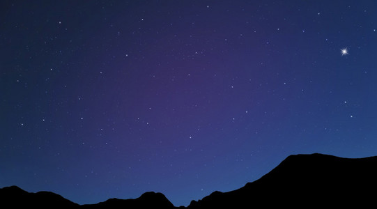 夜晚的天空，在山中