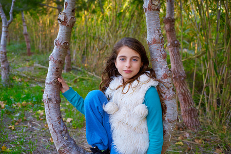 秋天的孩子女孩轻松在森林里，绿色拄着手杖