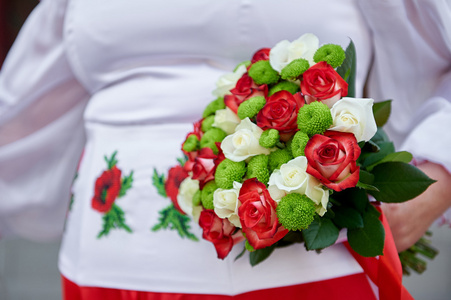 新娘紧握着一个美丽的婚礼花束