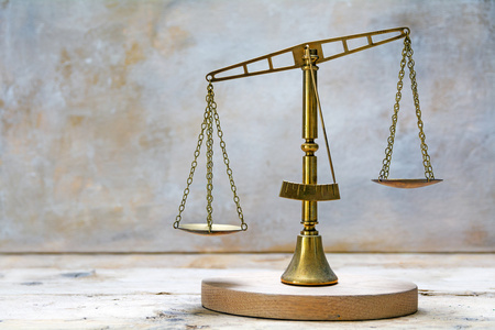 司法失去平衡的老式天平图片