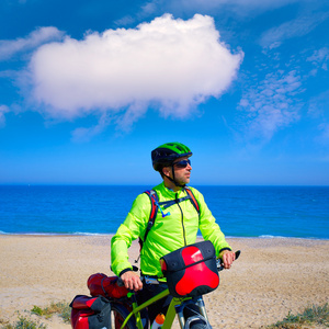 骑自行车旅游自行车在地中海海滩