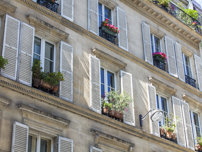 巴黎，巴黎，法国，2015 年 8 月 26 日。在城市的历史部分典型门面一个片段