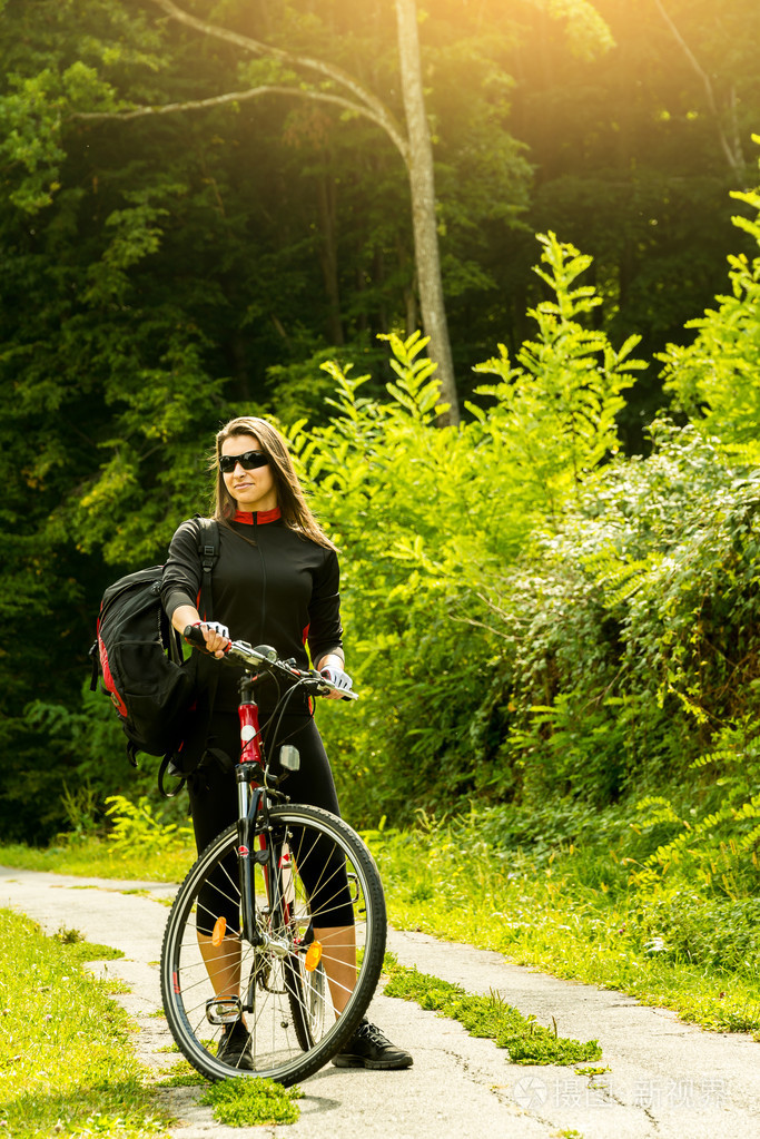 快乐的年轻女人在外面骑自行车