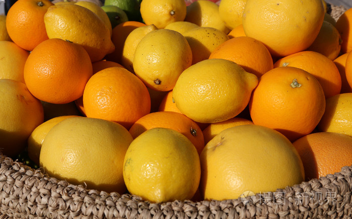 橙色和黄色柠檬在意大利的greengrocers商店出售