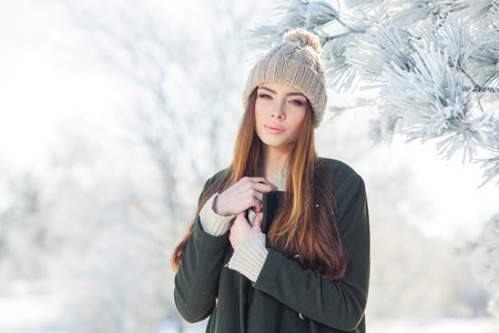 美丽的冬天的雪域风光的年轻女子的画像