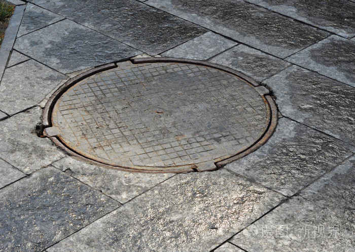 花园人行道上的井盖