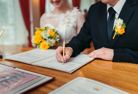 新郎签署结婚证书