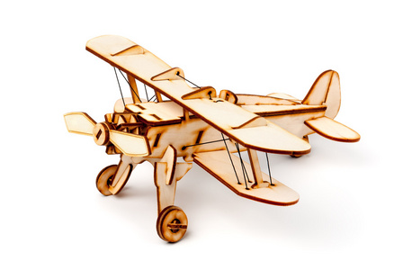 白色背景上的木制飞机模型