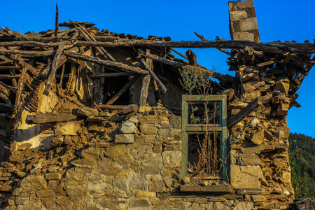 废弃的房屋在村庄 Dyadovtsi 附近的索非亚保加利亚