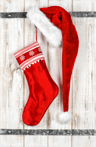 红色圣诞老人帽子和袜子的礼物。圣诞装饰