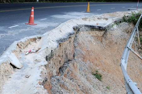 破碎的路