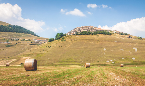 干草球在中 Castelluccio di 阿西西，意大利的字段