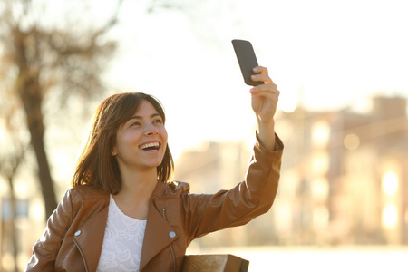 女人在冬天用 smarphone 自拍照合影