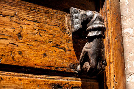 在翁布里亚意大利的一个古老的门的手形状门把手